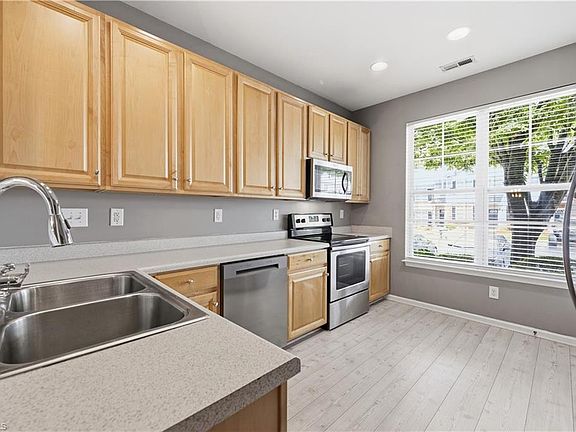 4th image of 6 Cobble Ln