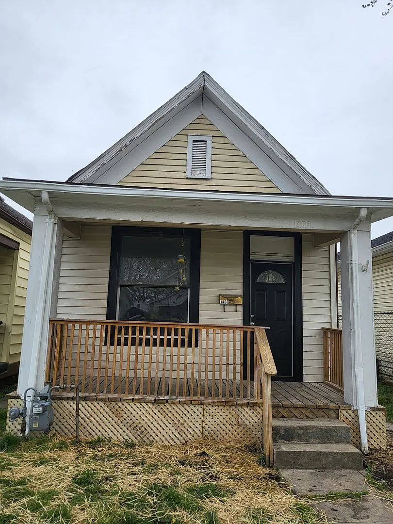 Flow through house with washer dryer hook up and off street parking EHA Approved — Photo 1