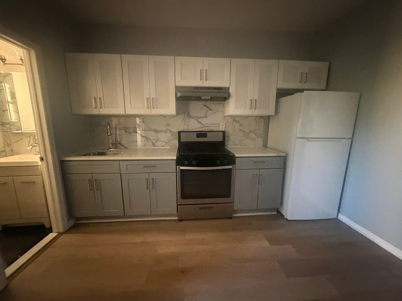 3 bed, 900 sqft, $2,350 — Photo 1