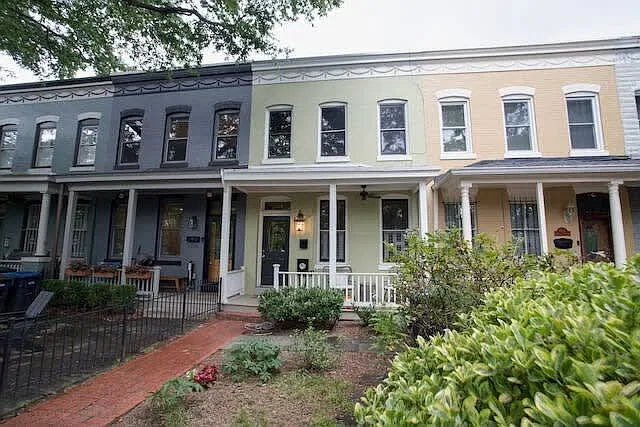 3 bed, 1.5 bath, 1400 sqft, $8,100 — Photo 2