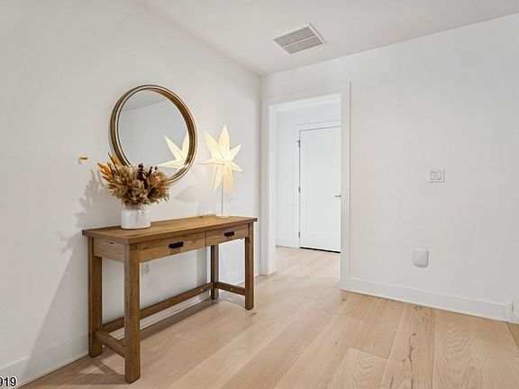 5th image of 27 Brambling Road Carriages