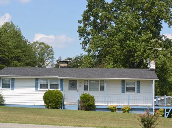 1953 Wards Rd, Hurt, VA 24563