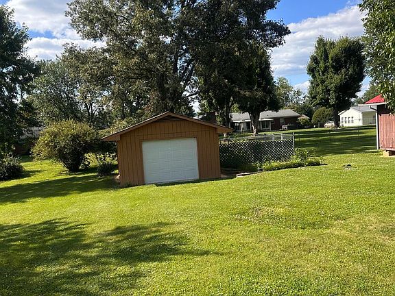 4th image of 310 Pace Dr
