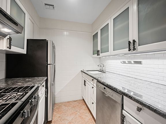 4th image of 250 W 15th St APT 6F