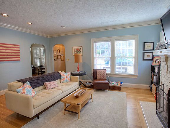 Spacious, bright living room with functional fireplace