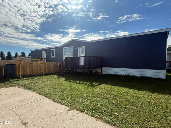 1305 Pioneer Trl, Mandan, ND 58554