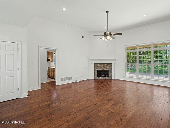 5th image of 4425 Chamberlin Oaks Dr