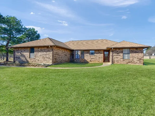 204 Kiowa Dr W, Lake Kiowa, TX 76240