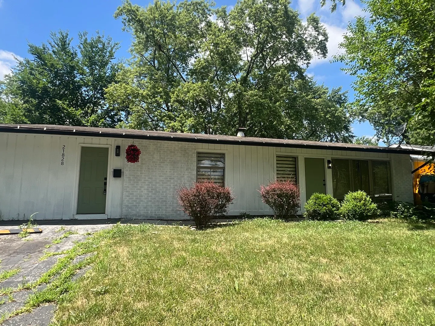 21828 Merrill Ave photo 1