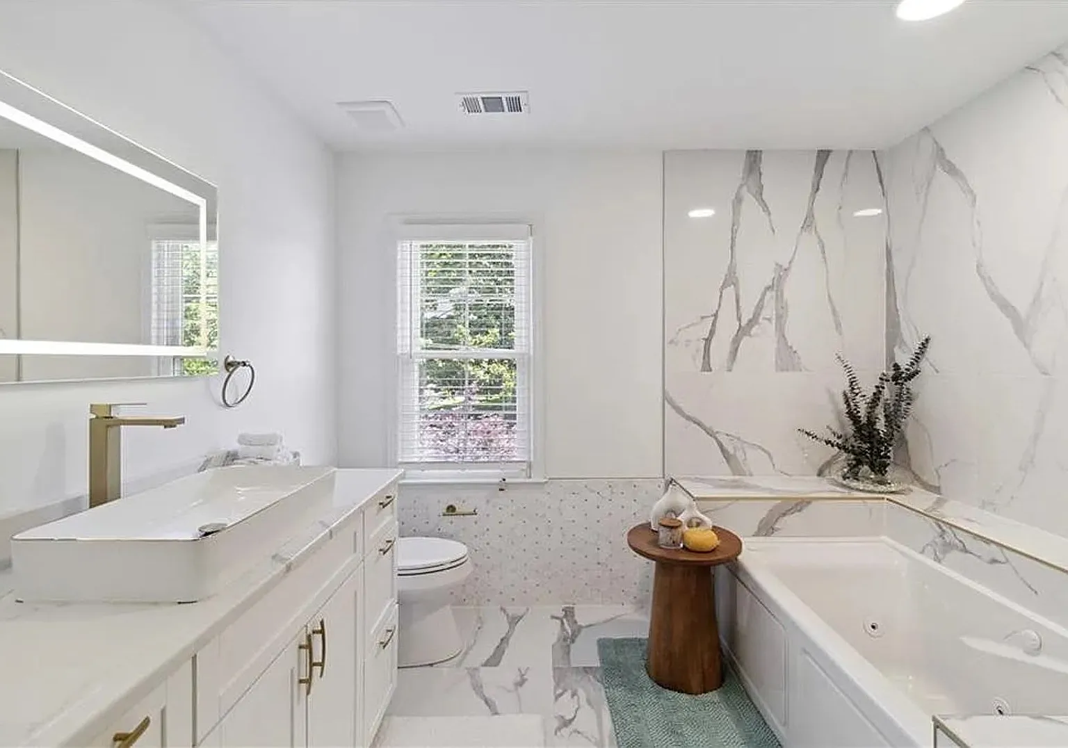 Room in 7 Bedroom Home at Glenwhite Dr — Photo 2