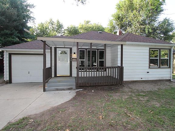 2242 E Aloma front view