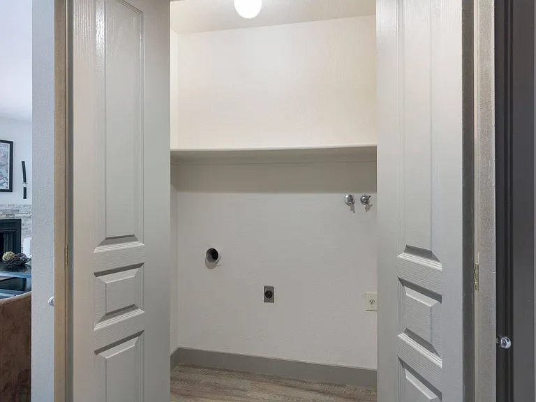 1x1 Washer.Dryer.Hook up