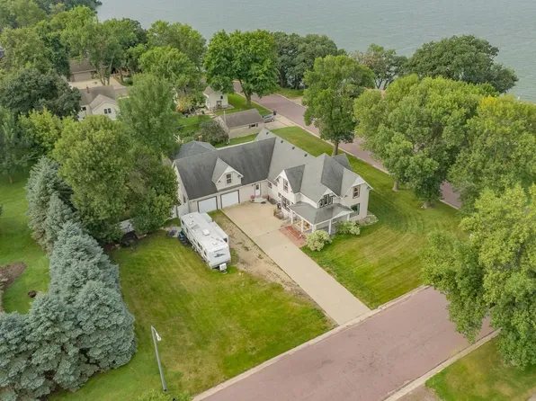 205 Lake Ave, Lake Park, IA 51347