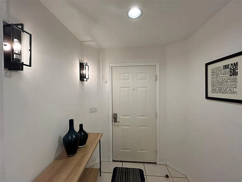 2 bed, 2.0 bath, 1215 sqft, $3,000 — Photo 2