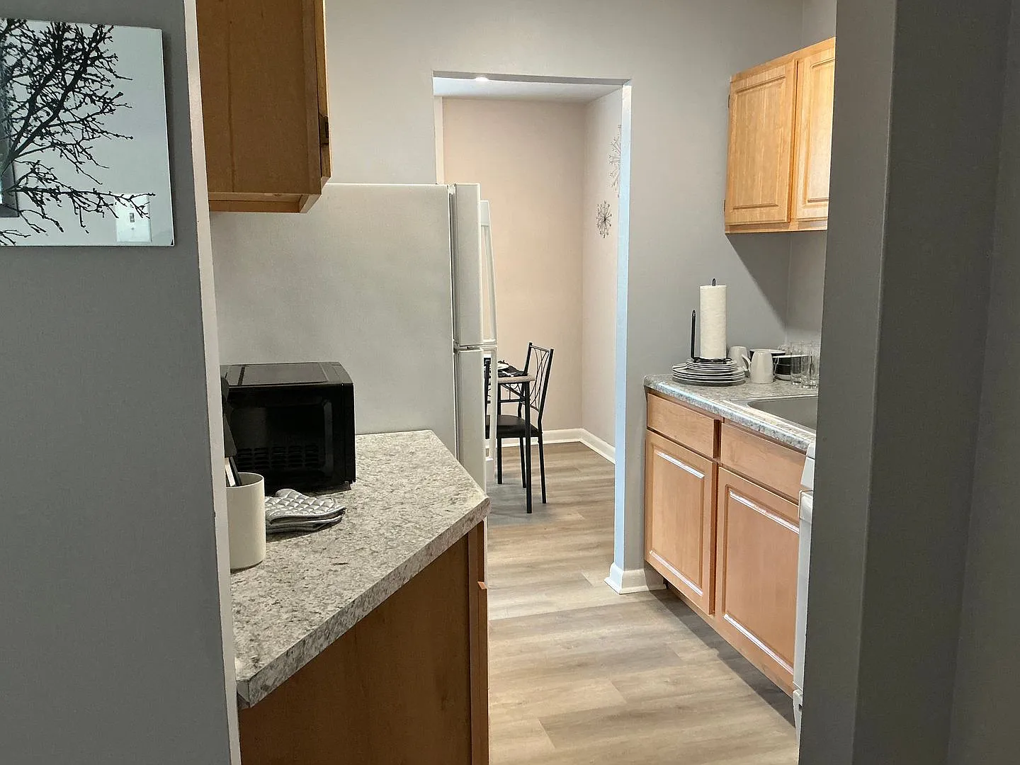 Bright, cozy, and Beautiful renovated corner large 1 Bedroom — Photo 3