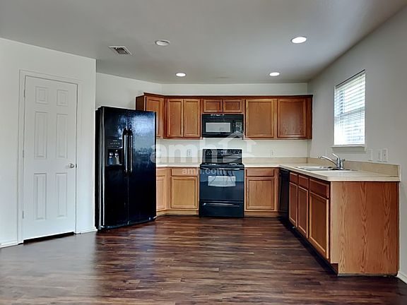 3rd image of 813 Honey Dew Ln