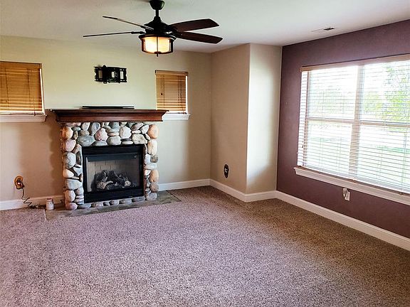3rd image of 104 N River Rock Dr