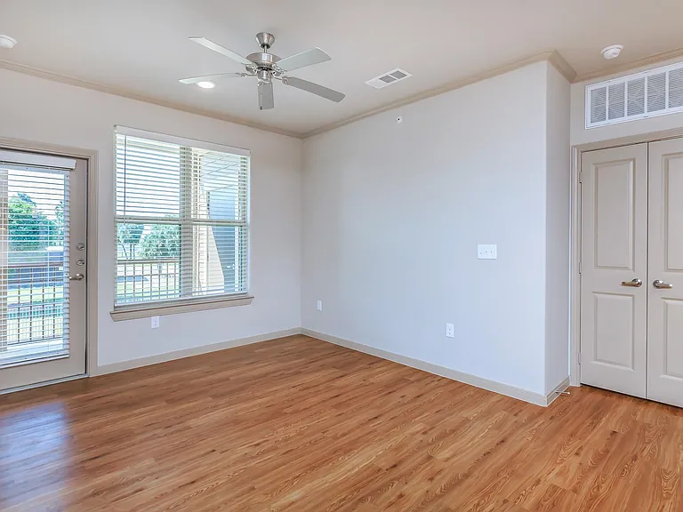 Midway Villas Apartments — Photo 34