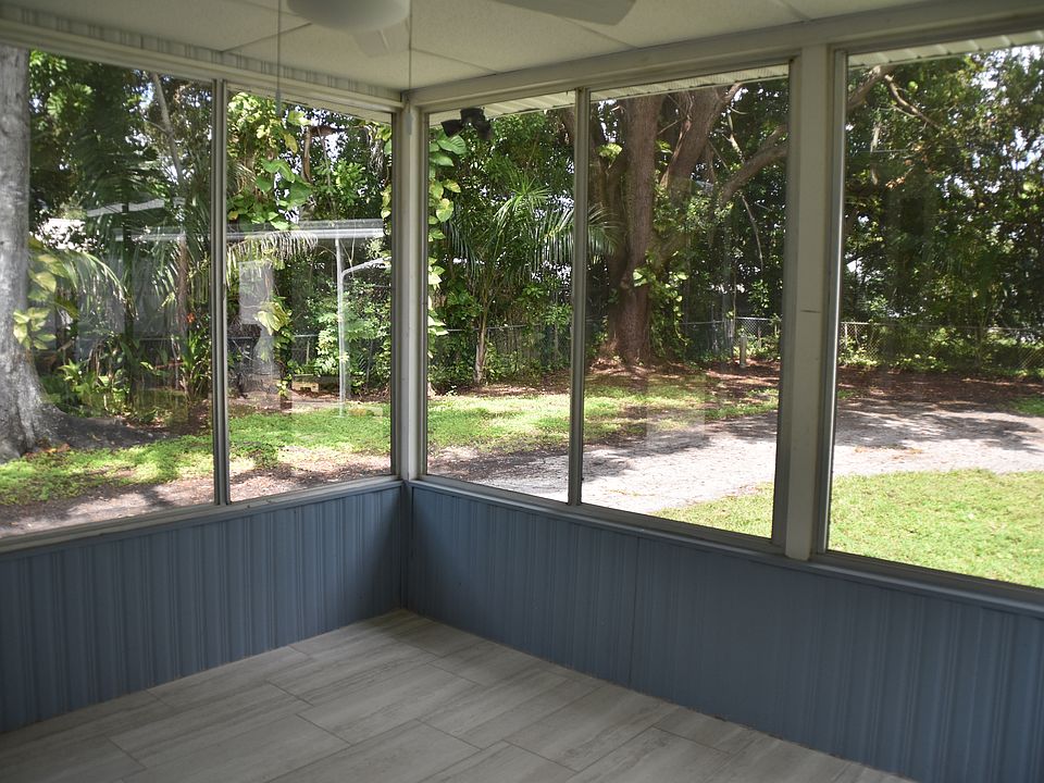 Outside enclosed lanai with ceiling fan and light, washer and dryer hook-ups on lanai.
