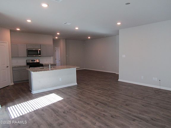 4th image of 131 Broussard Hill Dr