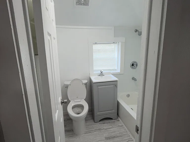 252 Claude St — Photo 12