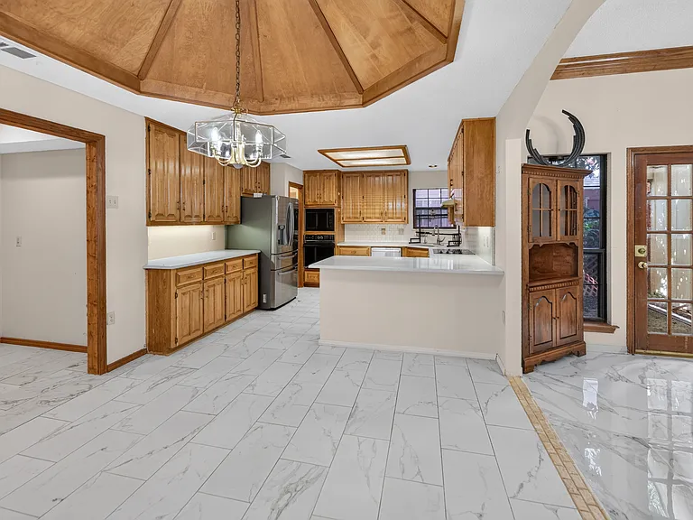 2105 Rolling Oak Ln — Photo 9
