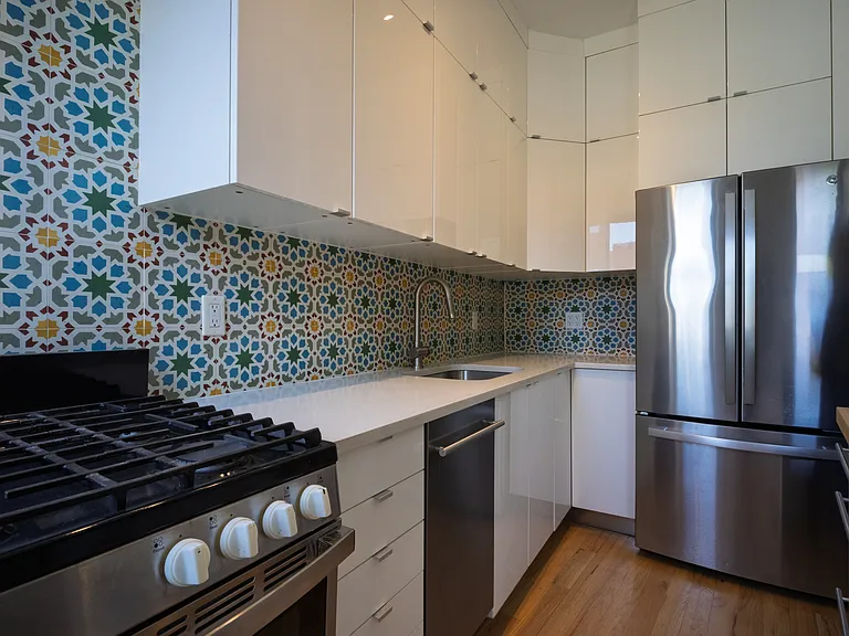 154 Noble St #3 — Photo 2