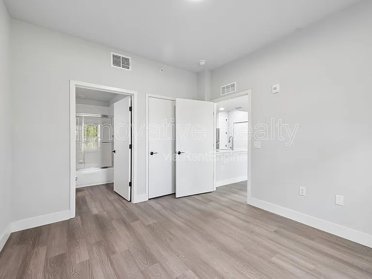 Las Palmas Apartments — Photo 47