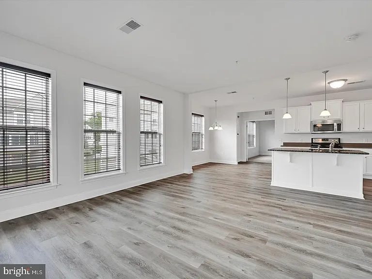 615 Darby Ct — Photo 4