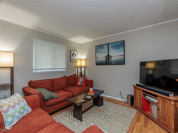 4th image of 450 Larchwood Dr