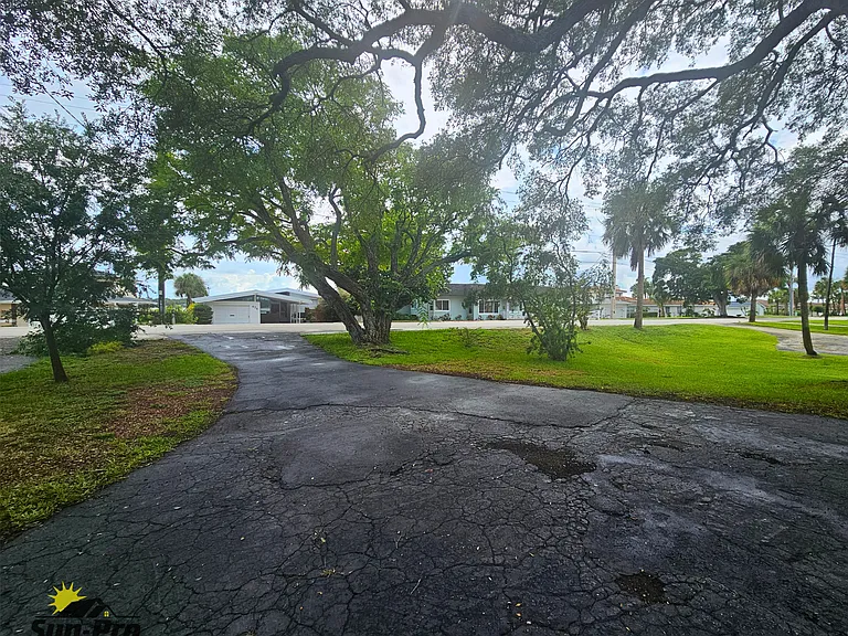 475 Riverside Dr — Photo 4