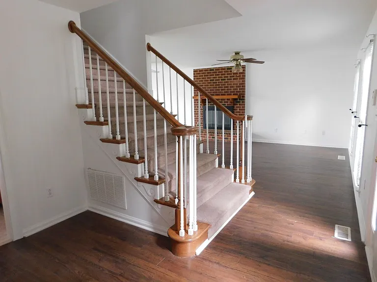 210 Ainsley Rd — Photo 4