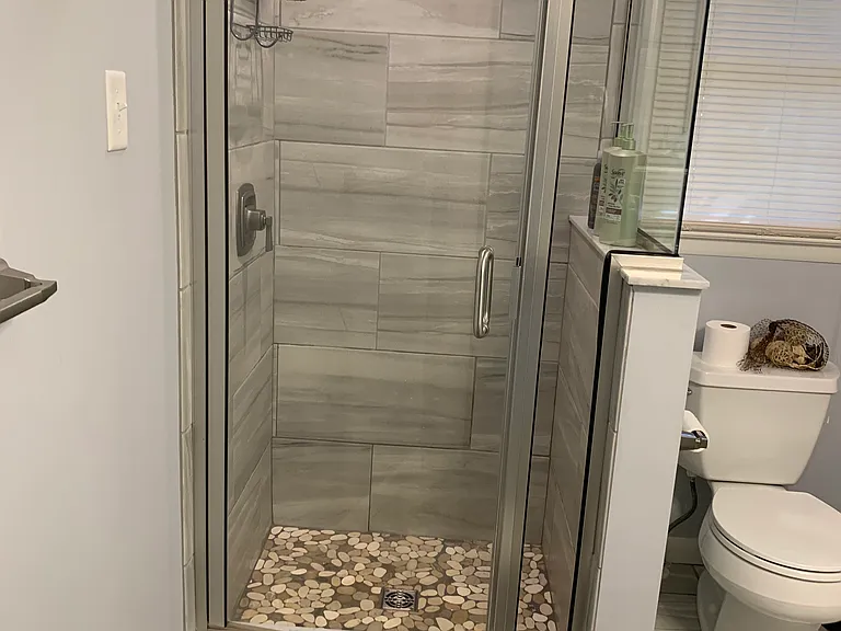 En suite primary bathroom
