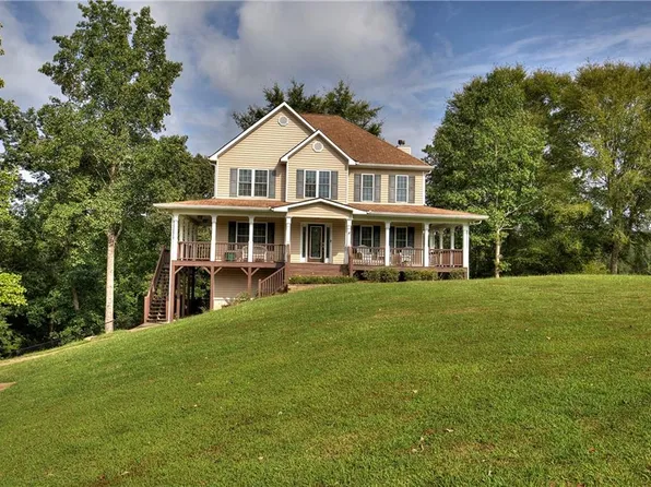 178 Lakeridge Dr, Dallas, GA 30132