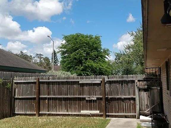 3rd image of 1734 Old Creek Ct