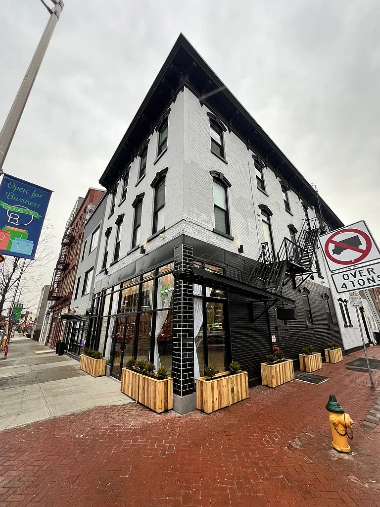 378 Broad St — Photo 4