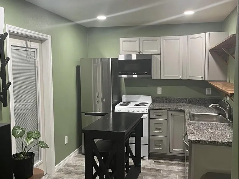 Full private kitchen