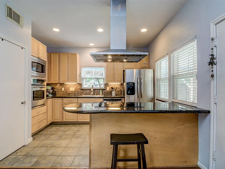 1310 Asbury St — Photo 4
