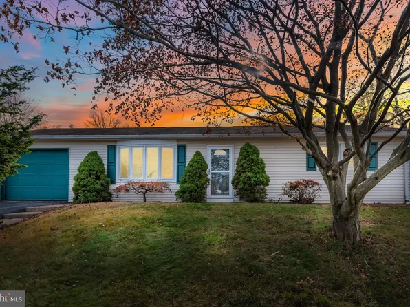 98 Sunset Dr, New Cumberland, PA 17070