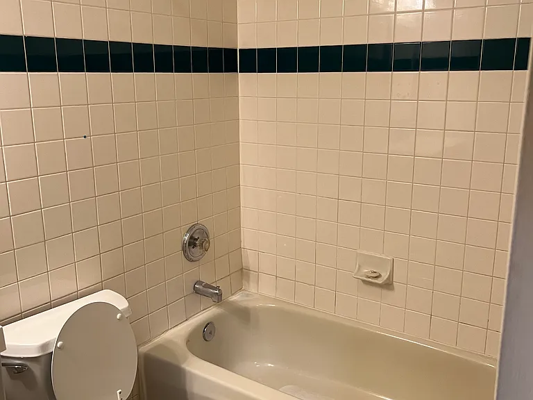 1701 S Wood Ave #1F — Photo 2