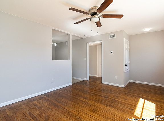 5th image of 511 E Amber St