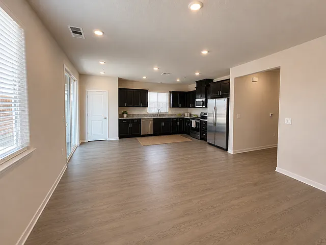 3 bed, 1251 sqft, $2,795 — Photo 3