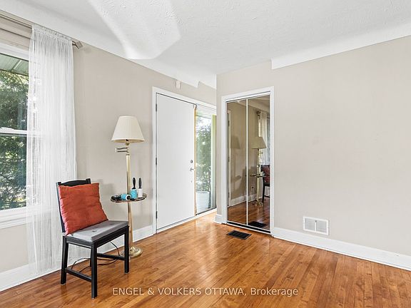 4th image of 1372 Ridgedale St