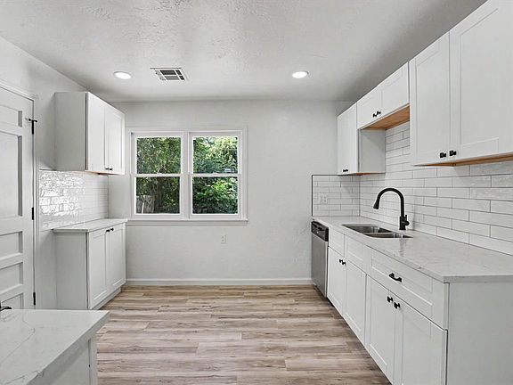 5th image of 605 Lions Park Pl