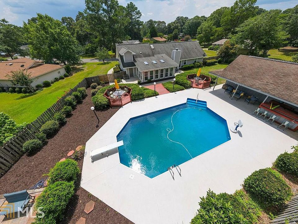 1st image of 105 Crestwood Ct