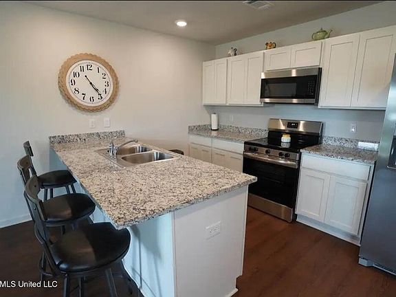 5th image of 126 Cedar Ridge Blvd