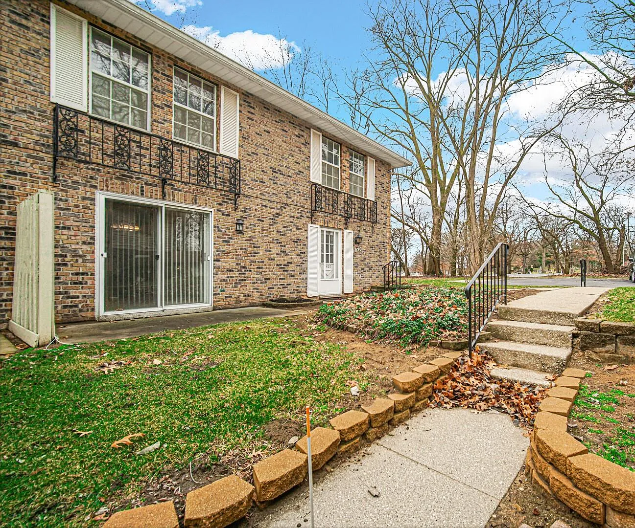 1820 Burgundy St photo 1