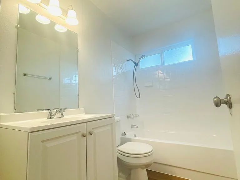 2120 N Ventura Rd — Photo 9