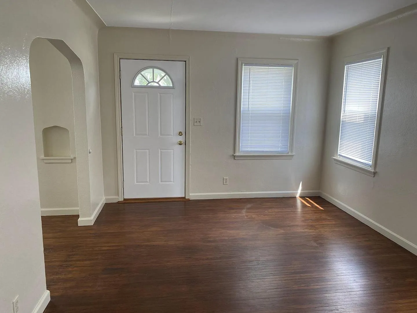 3 bed, 1.0 bath, 1128 sqft, $1,400 — Photo 2