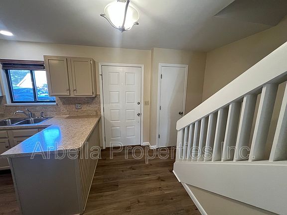 4th image of 515 Manor Dr